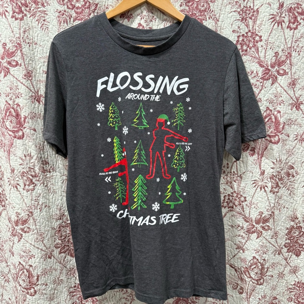 Seven Oaks “Flossing Around the Christmas Tree” Tee Size M